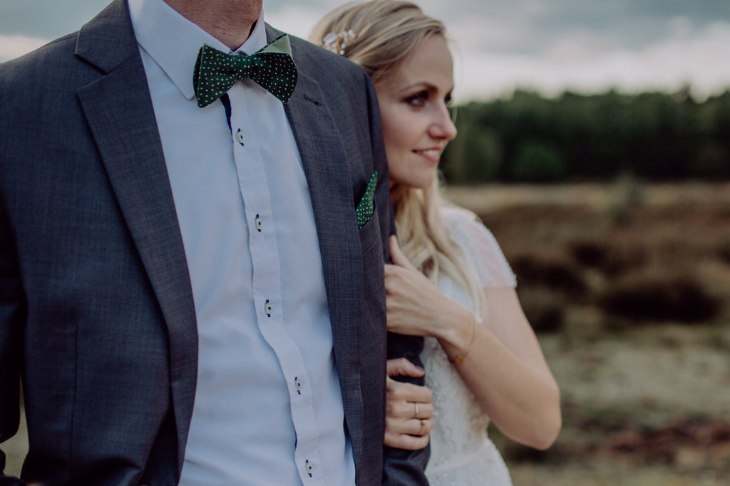Wie finde ich als Bräutigam die richtige Fliege oder Krawatte zu meinem Outfit?